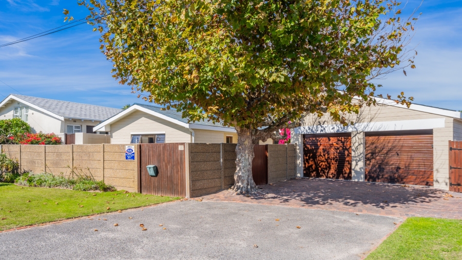 5 Bedroom Property for Sale in Zeekoevlei Western Cape